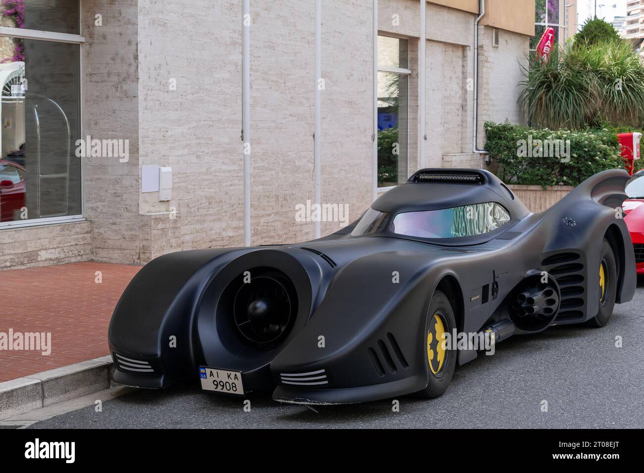 Mattschwarzes Batmobil parkte in einer Straße in Monaco Stockfoto