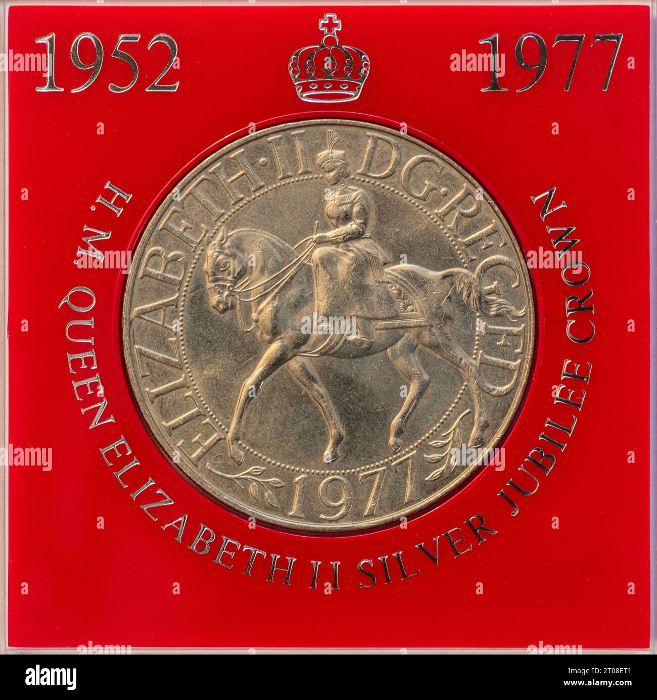 H.M. Königin Elizabeth II. Silberne Jubiläumskrone, Souvenirmünze von 1977 Stockfoto