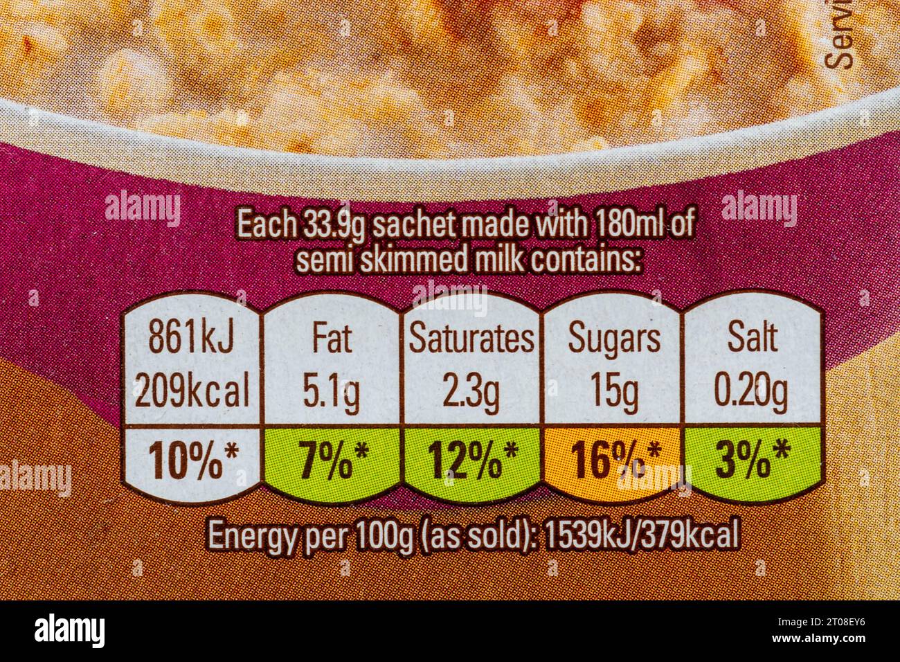 Lebensmitteletikett mit Nährwertangaben auf der Packung Hafer so Simple Porridge oder Haferbeutel, England, UK Stockfoto