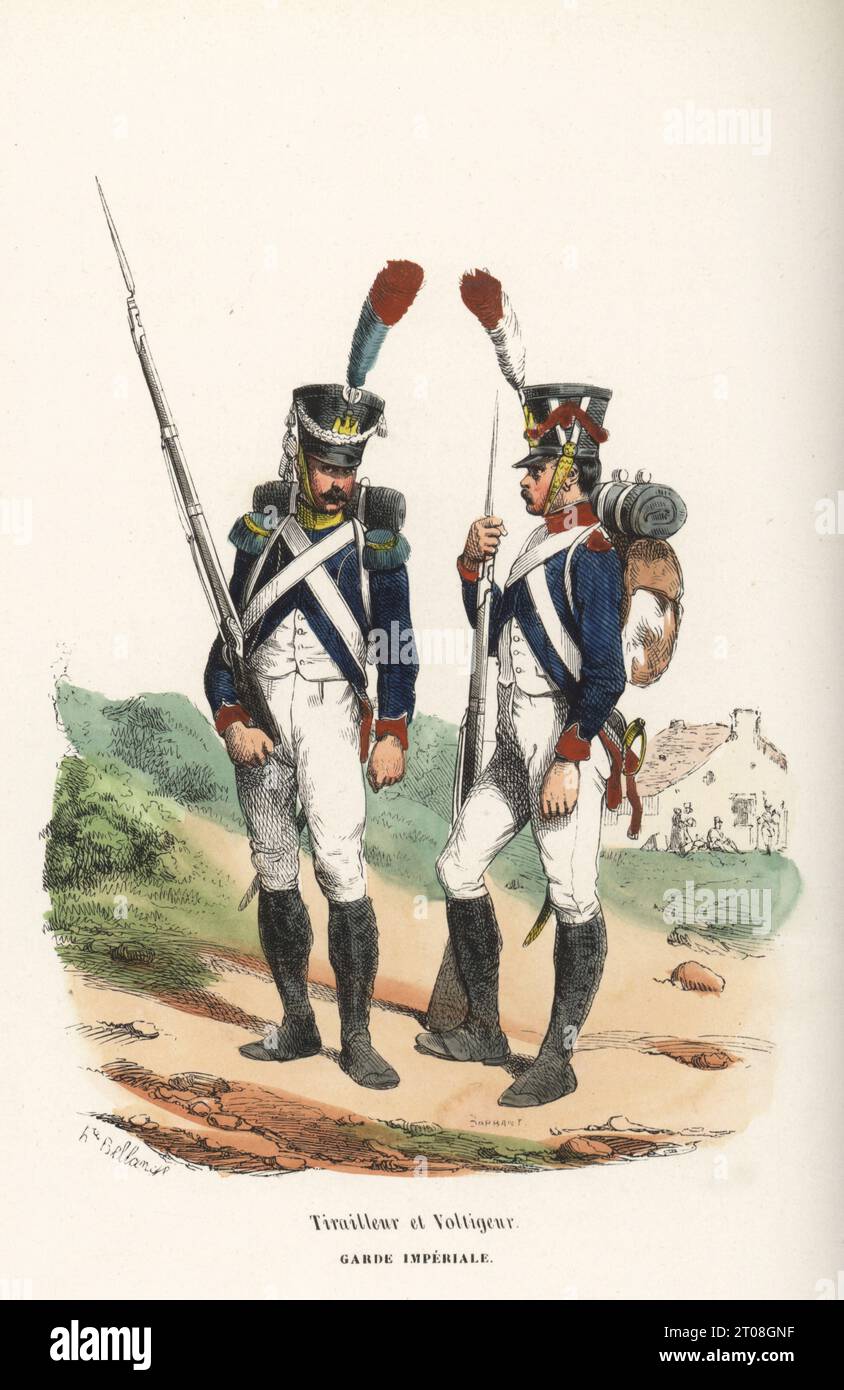 Uniformen der Schützen- und Schützenregimenter der französischen Kaiserlichen Garde, 1804–1814. In Shako, blaue Mäntel mit roten oder grünen Schulterklappen, Hosen und Gamaschen, bewaffnet mit Musketen. Tirailleur et Voltigeur, Garde Imperiale. Handkolorierter Holzschnitt von Nicolas Barbant nach einer Illustration von Hippolyte Bellangé aus P. Laurent de l’Ardeches Histoire de Napoleon, Paris, 1840. Stockfoto