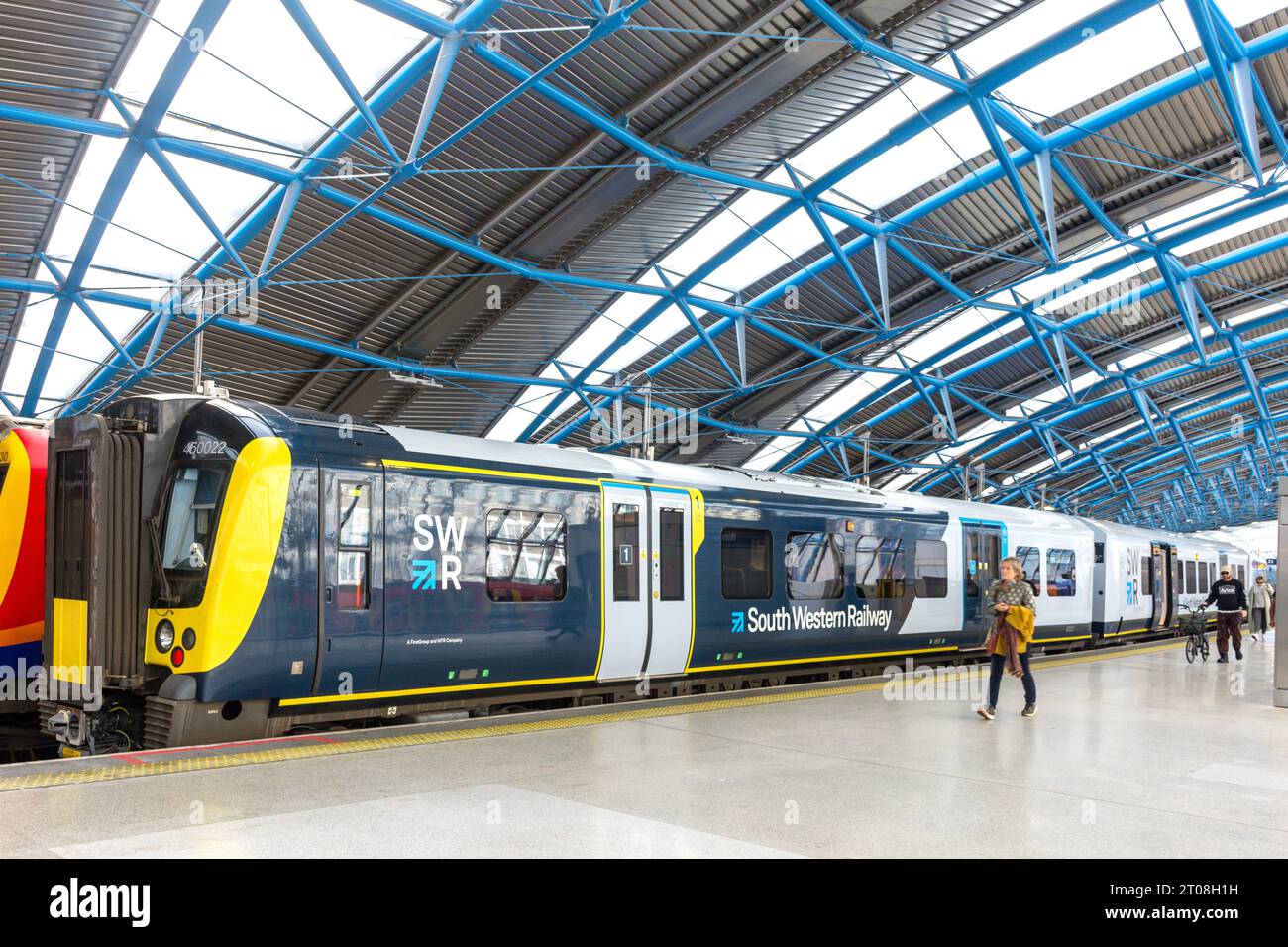Passagiere, die den Zug an der Londoner Waterloo Station, Waterloo, London Borough of Lambeth, Greater London, England, Vereinigtes Königreich verlassen Stockfoto