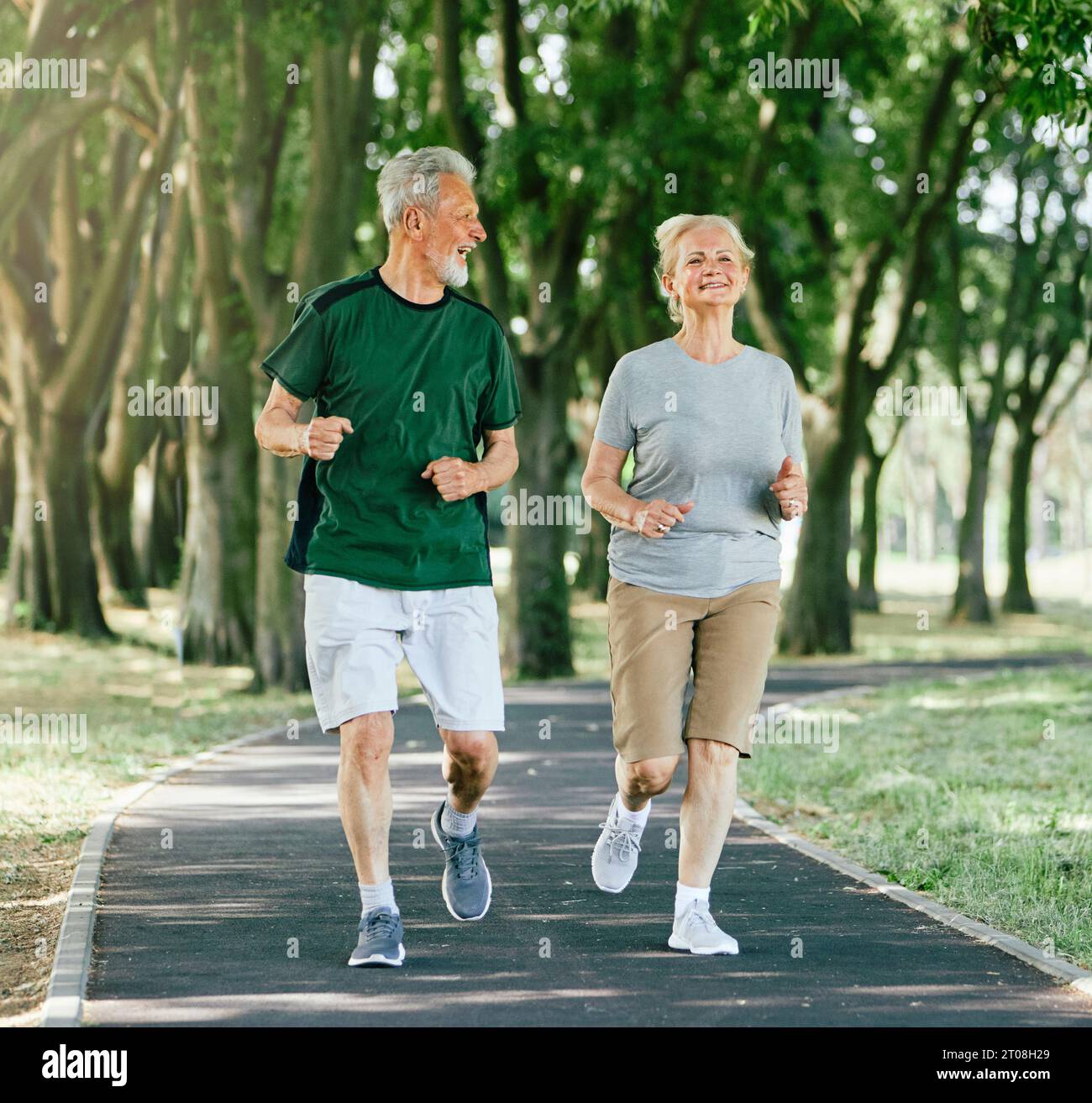 Outdoor Senior Fitness Frau Mann Lifestyle aktiv Sport Übung gesund fit Läufer paar Laufen Joggen ältere ältere reife graue Haare Stockfoto