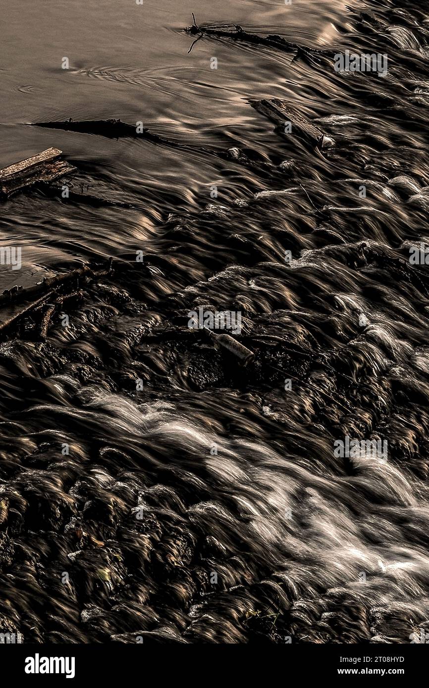 Wasser strömt über Wehr in Limburg an der Lahn, Hessen. Stockfoto