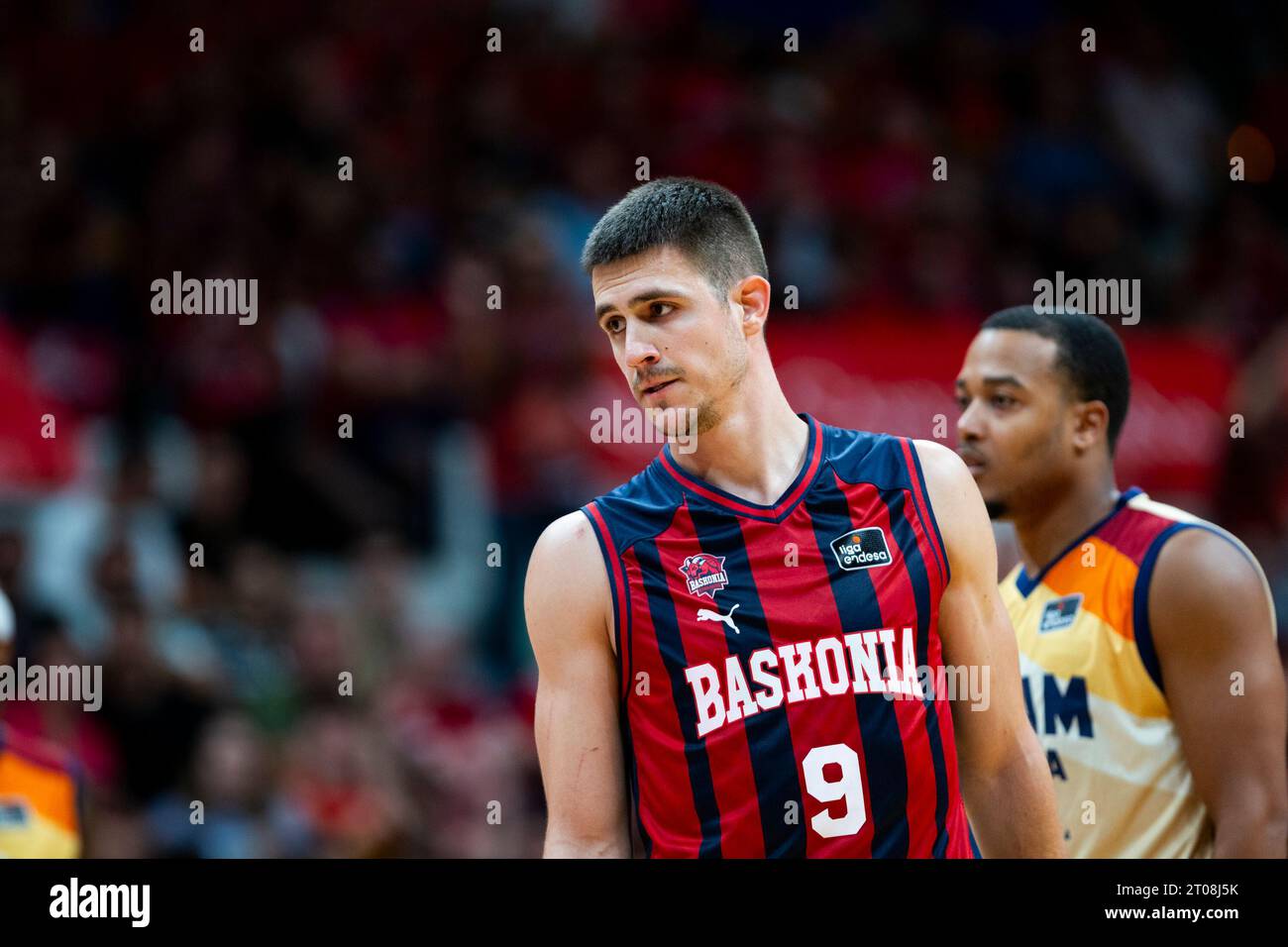 Murcia Spanien 27. September 2023: VANJA MARINKOVIC bewacht den serbischen Baskonia-Spieler während des Spiels UCAM Murcia CB gegen Baskonia Baske Stockfoto