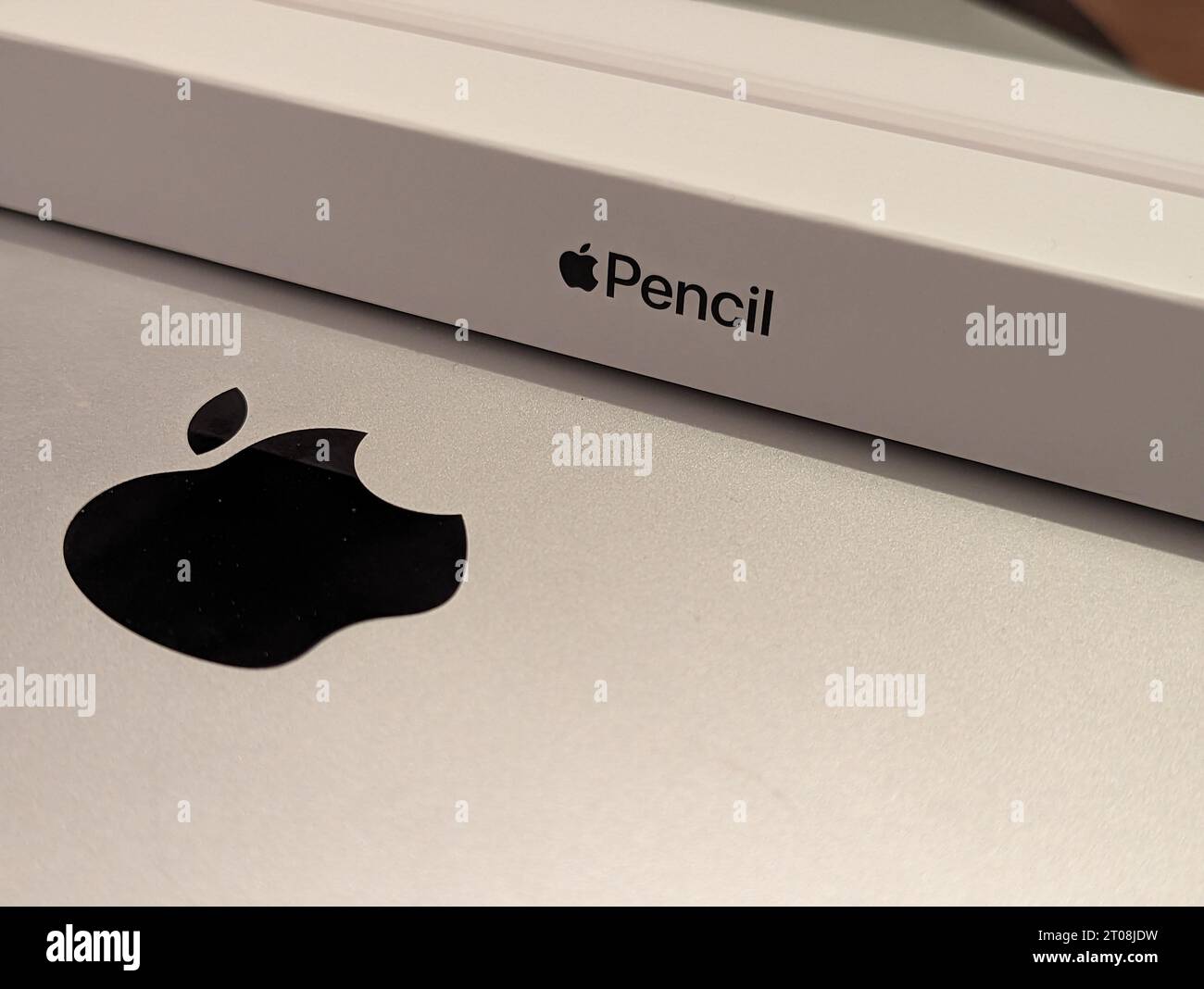 Eine Nahaufnahme eines Macbooks mit einem Apfelstift in einer Box Stockfoto