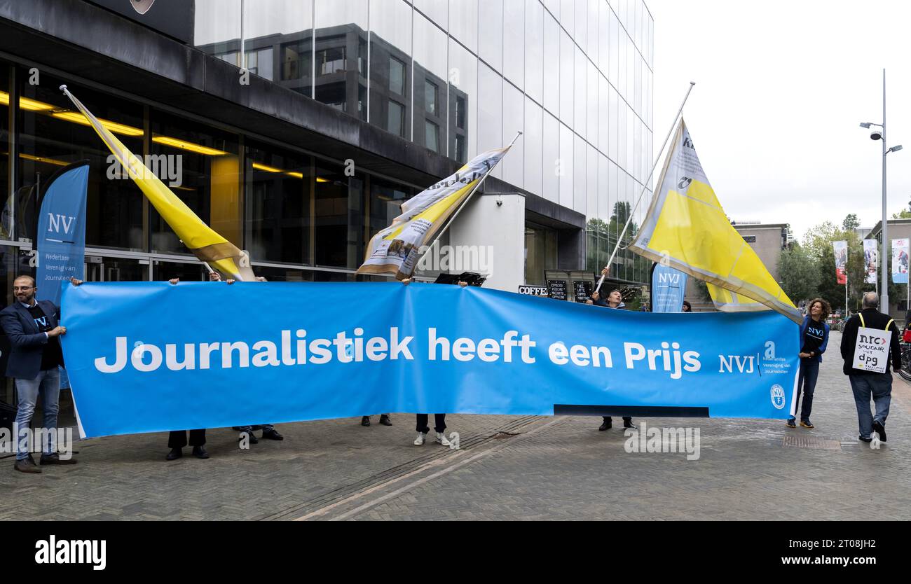 AMSTERDAM - Mitarbeiter des Verlags DPG Media während eines kurzen Arbeitsstillstands machen erneut auf den Verlust an Kaufkraft aufmerksam, unter dem sie leiden. ANP SANDER KONING niederlande aus - belgien aus Stockfoto