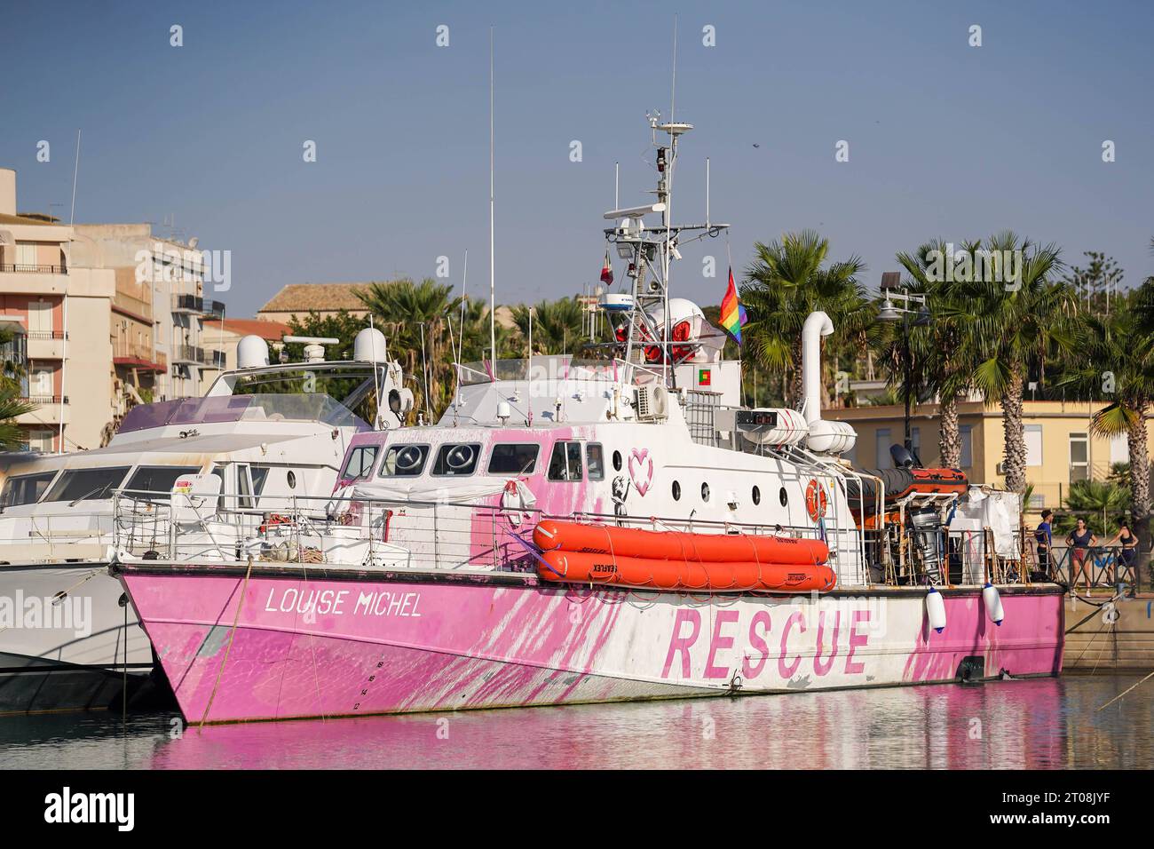 Licata, Italien 03. Oktober 2023: Im Bild: Das Flüchtlingsboot Louise Michel im Hafen von Licata/Italien. *** Licata, Italien. Oktober 2023. Im Bild das Flüchtlingsboot Louise Michel im Hafen von Licata Italien Copyright: XFotostandx/xReuhlx Credit: Imago/Alamy Live News Stockfoto