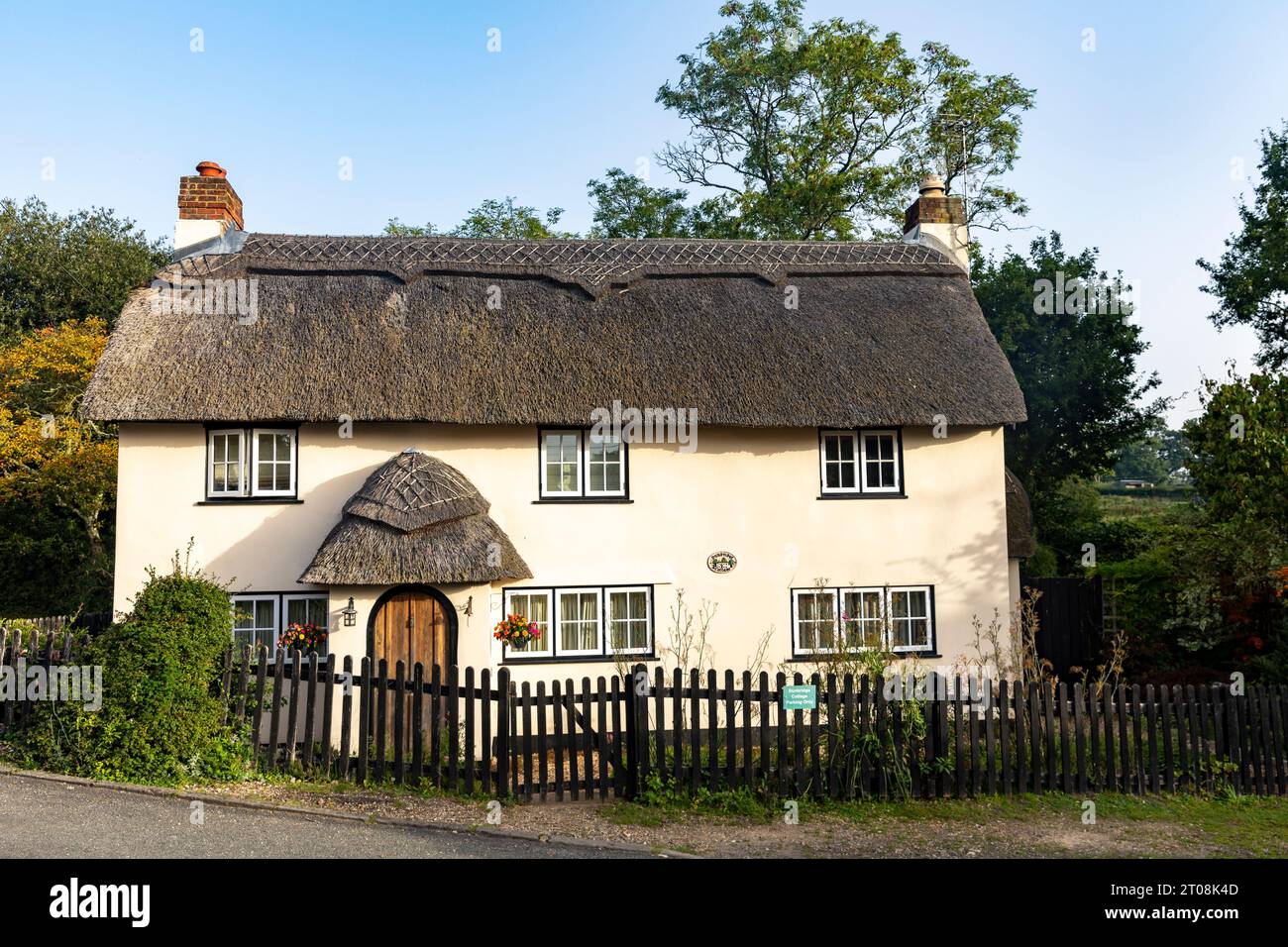 Englisches Reetdachhaus im Dorf Minstead, New Forest, Hampshire, England 2023 Stockfoto