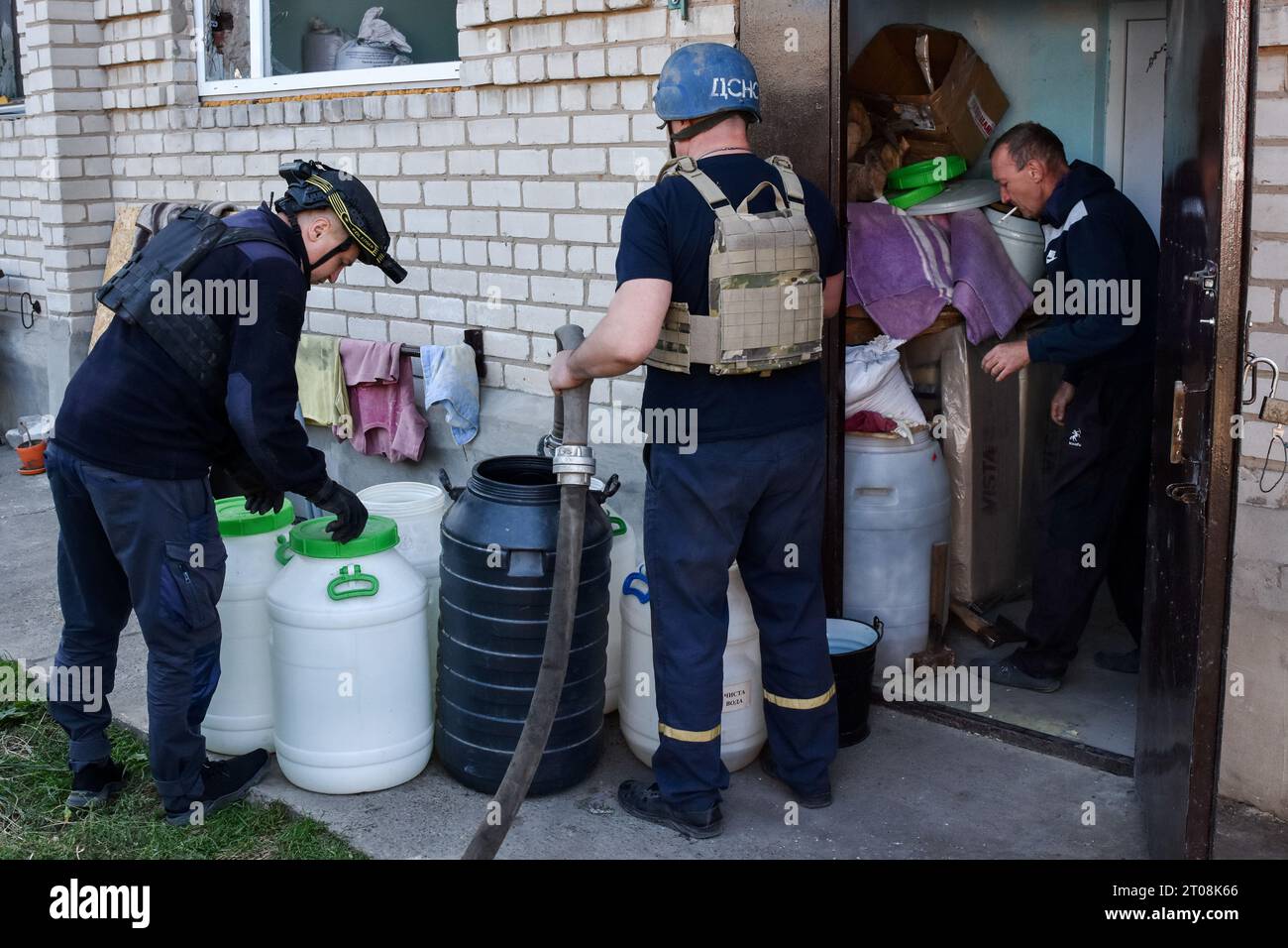 Orichhiv, Ukraine. Oktober 2023. Ein ukrainischer staatlicher Rettungsdienst Arbeiter während der Verteilung von reinem Wasser für die Bewohner in Orichschiv gesehen. Die ukrainischen Streitkräfte setzen ihre Gegenoffensive in der Nähe von Orichschiw in der Region Zaporischja fort. (Foto: Andriy Andriyenko/SOPA Images/SIPA USA) Credit: SIPA USA/Alamy Live News Stockfoto