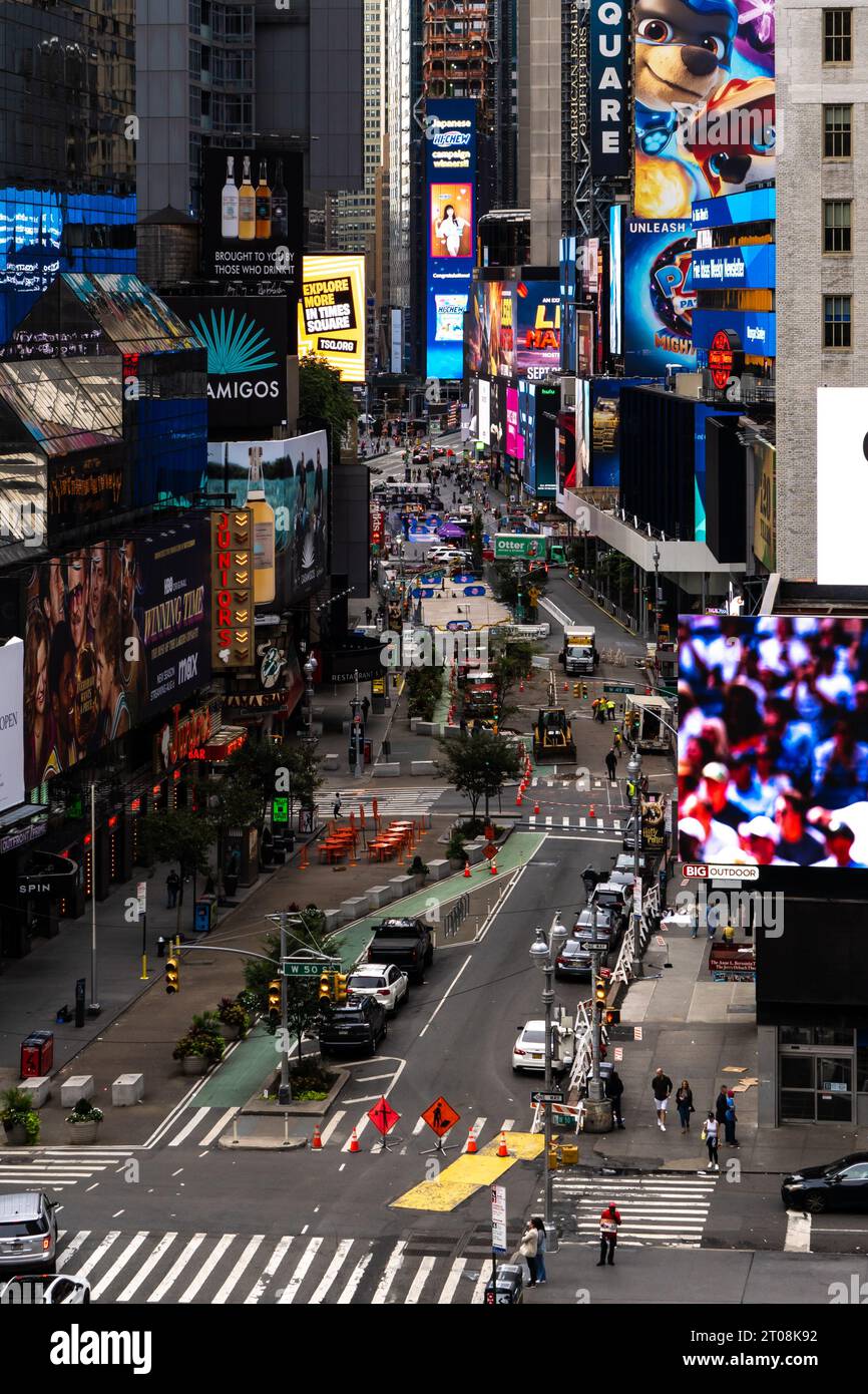 TIMES SQUARE, NEW YORK, USA, 16. SEPTEMBER 2023. Hochwinkel vertikale Ansicht von Gebäuden und elektronischen Reklametafeln mit Personen und Verkehr in Times Square Stockfoto