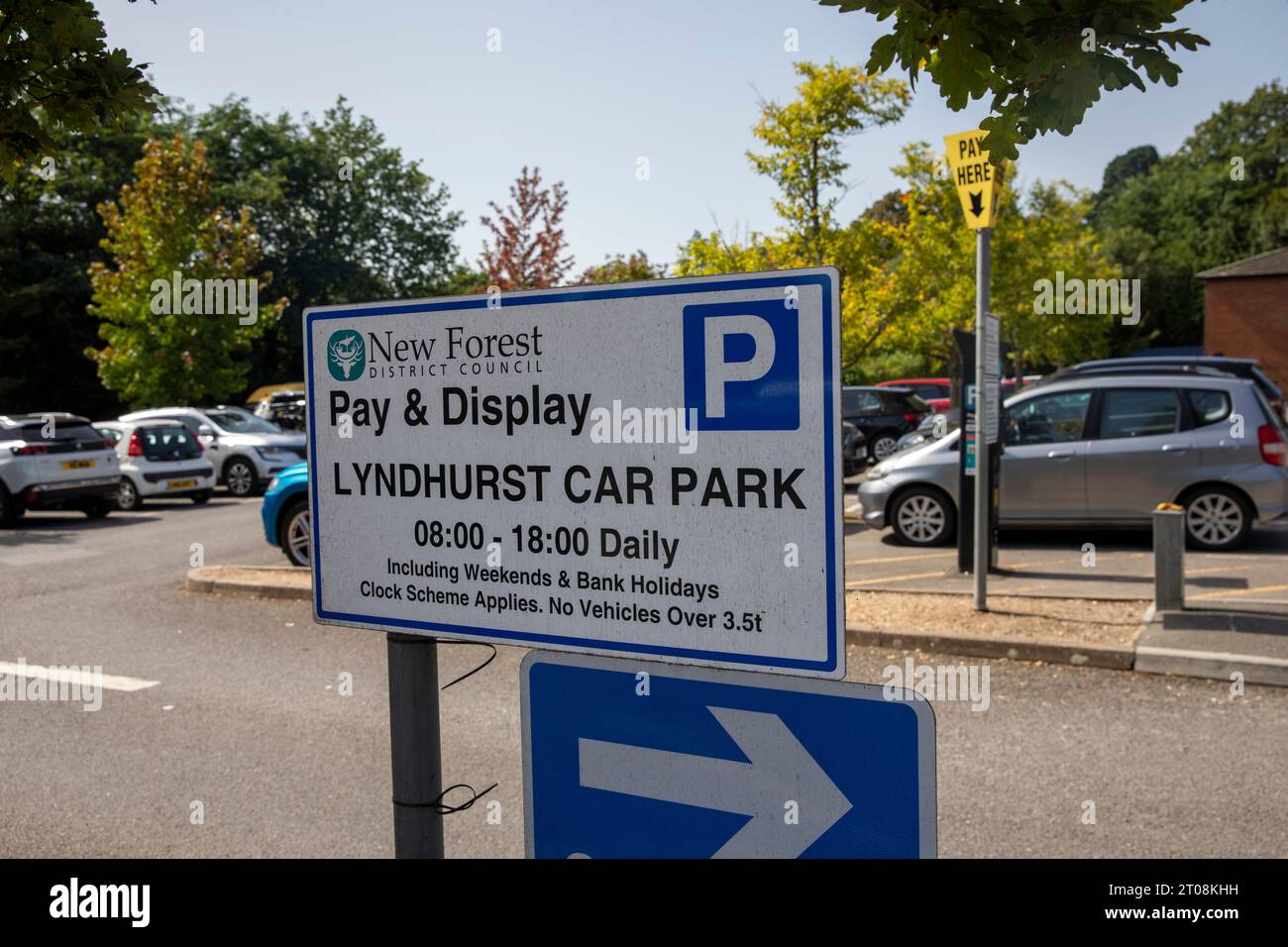 Parkhaus Lyndhurst, das vom New Forest District Council in Hampshire, England, Großbritannien, im september 2023 betrieben wird Stockfoto