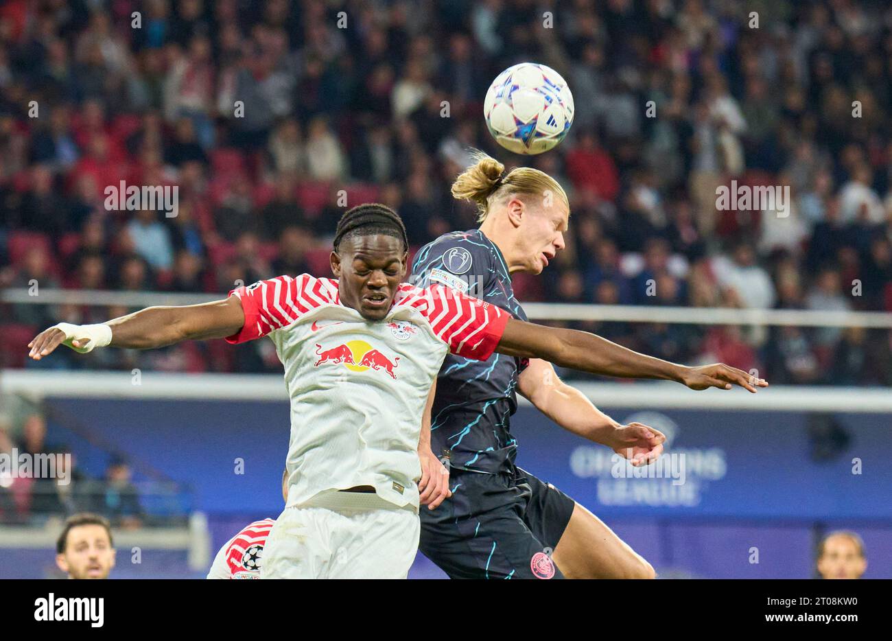 Castello Lukeba, RB Leipzig 23 treten um Ball, Tackling, Duell, Header, zweikampf, Aktion, Kampf gegen Erling Haaland, MANCITY 9 im Gruppenspiel G RB LEIPZIG - MANCHESTER CITY 1-3 des Fußballs UEFA Champions League in der Saison 2023/2024 in Leipzig, 4. Oktober 2023. Gruppenphase, RBL, Red Bull © Peter Schatz / Alamy Live News Stockfoto