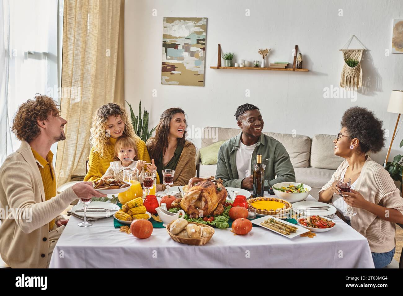Multirassische glückliche Freunde und Familie verbringen Zeit zusammen ...
