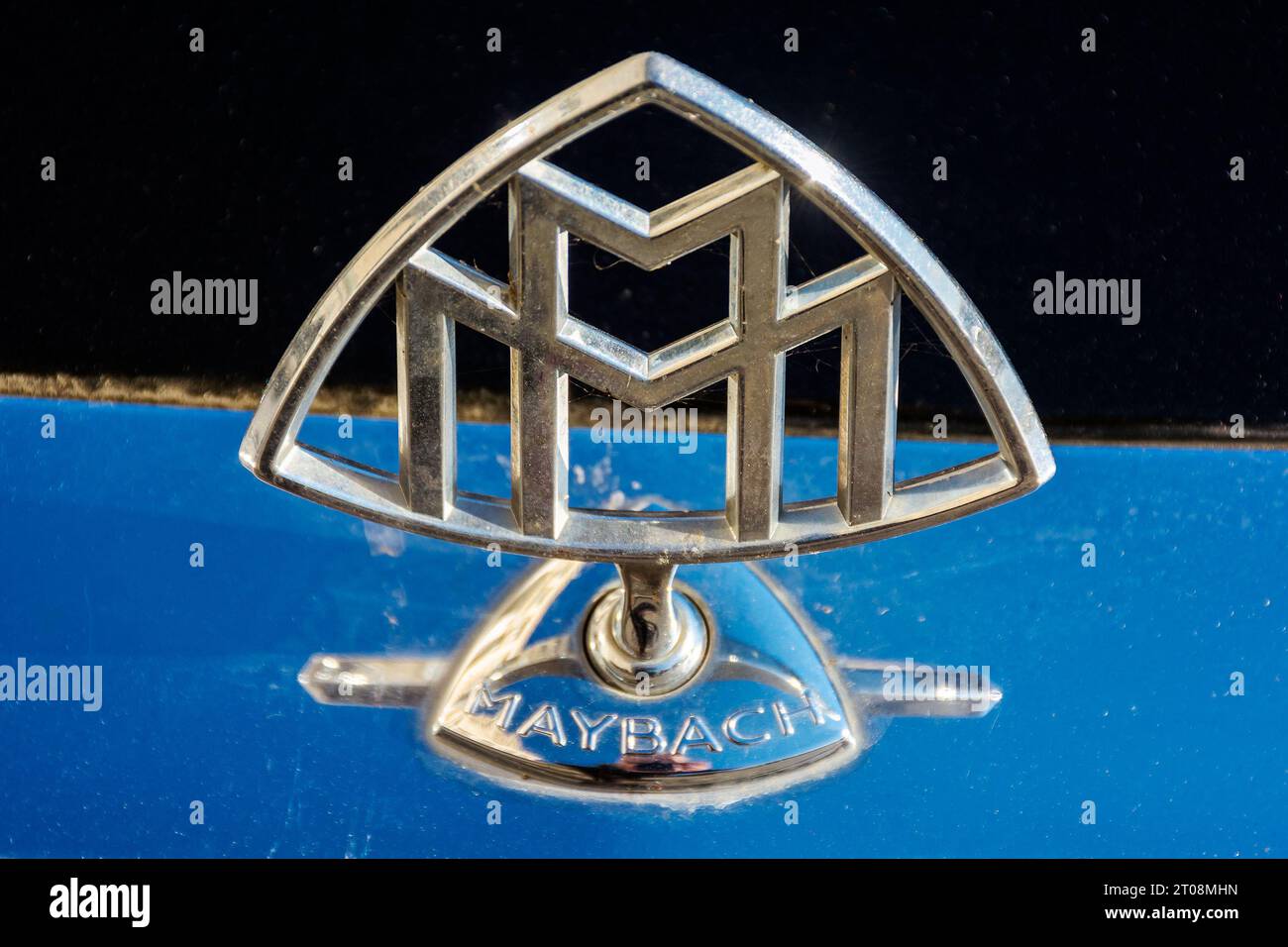 maybach Maskottchen glänzt auf der schwarzen Kapuze. Nahaufnahme im Freien Stockfoto