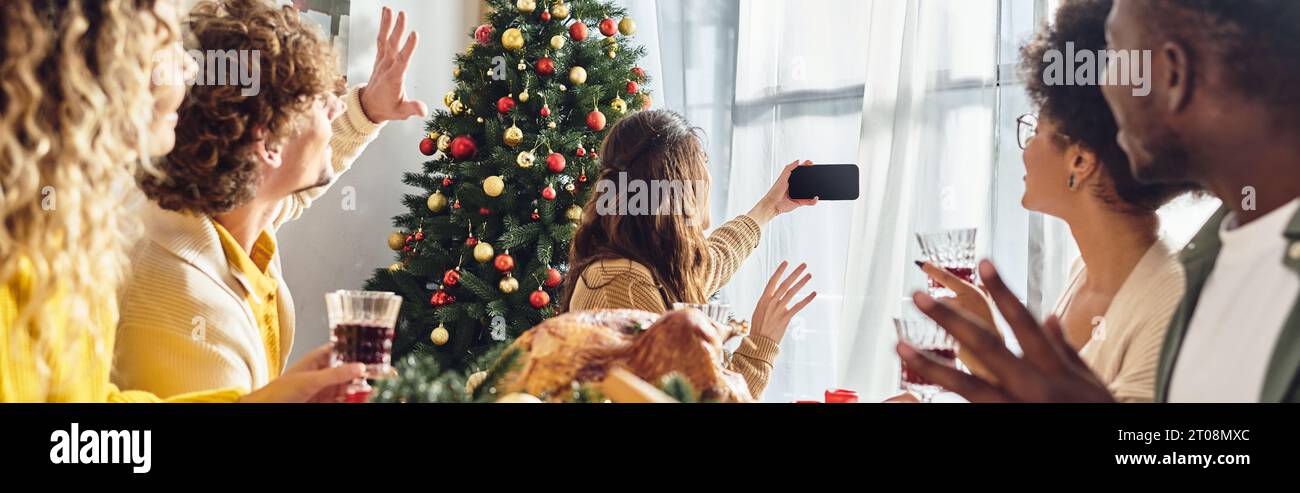 Große multikulturelle Familie, die winkt und Selfie am Feiertagstisch macht, Weihnachten, Banner Stockfoto