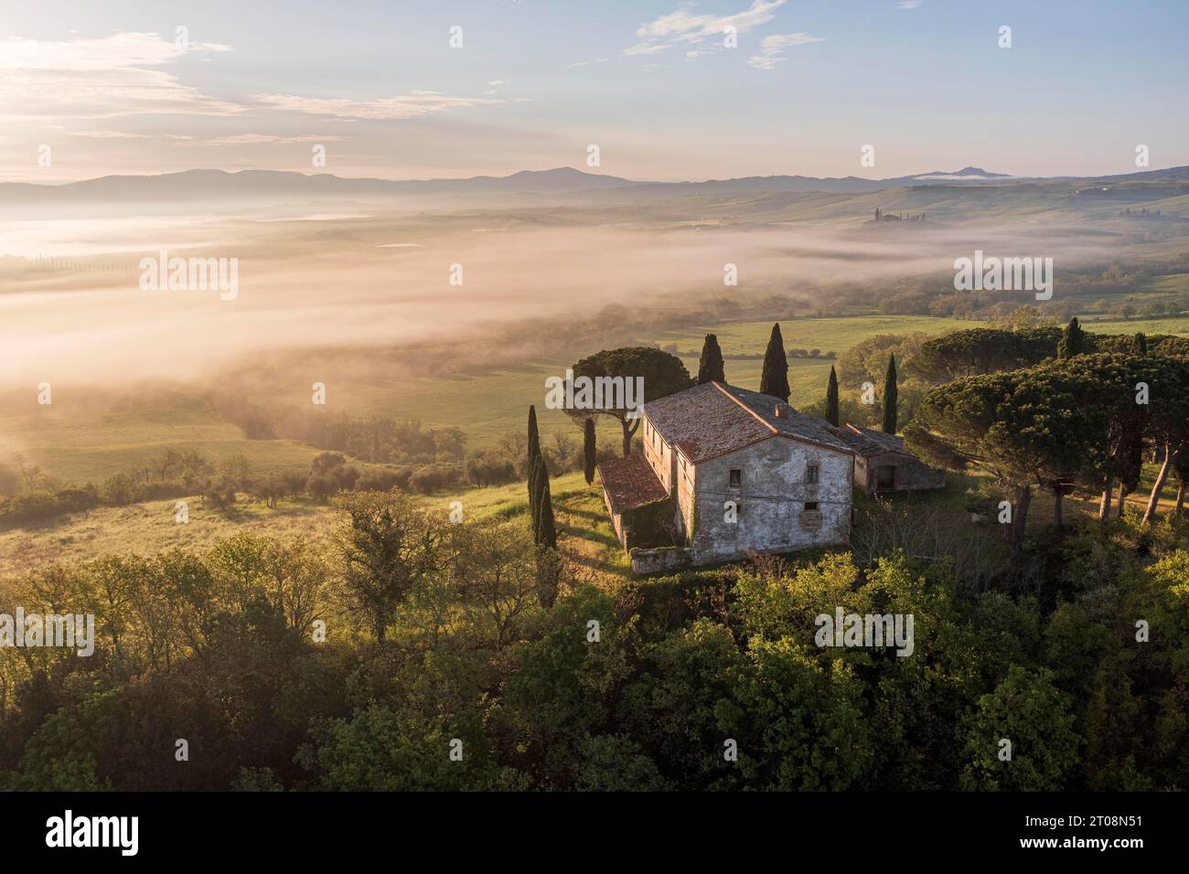 Altes Landgut in morgendlicher Atmosphäre, in der Nähe von San Quirico d'Orcia, Val d'Orcia, Provinz Siena, Toskana, Italien Stockfoto