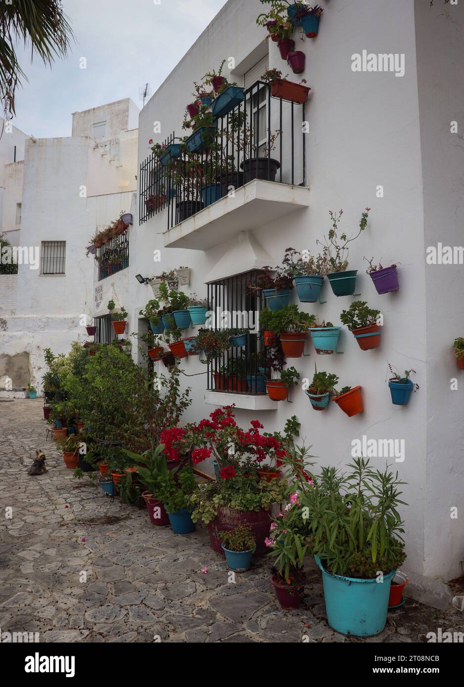 Eine wunderschöne Gasse in einer romantischen Stadt in Spanien Stockfoto
