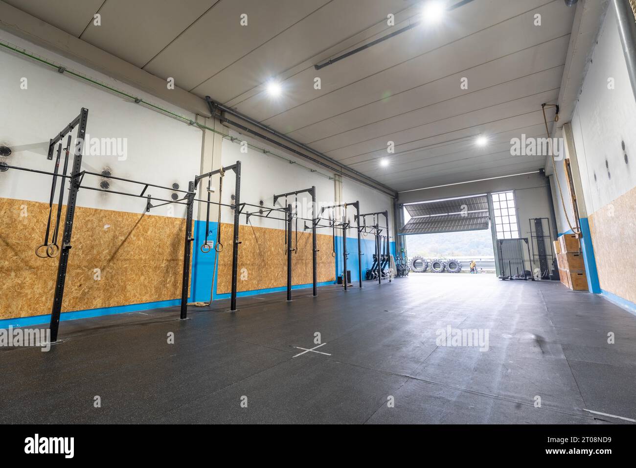 Leerer Platz in einem riesigen Fitnessstudio für Cross-Training Stockfoto