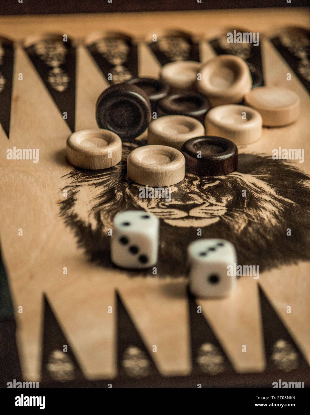Nahaufnahme eines Backgammon-Bretts mit Würfeln Stockfoto