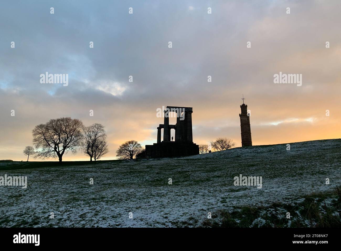 Calton Hill Landschaft bei Sonnenuntergang im Winter mit dem National Monument in Edinburgh, Schottland, Großbritannien Stockfoto