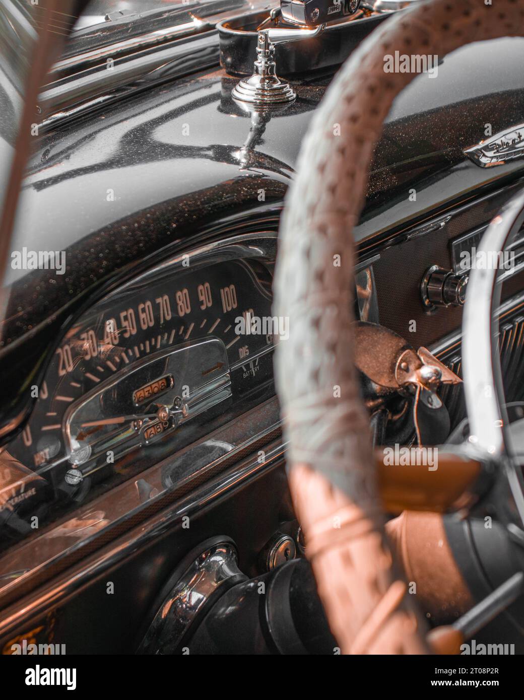 Dashboard-Ansicht eines alten Oldtimers Stockfoto