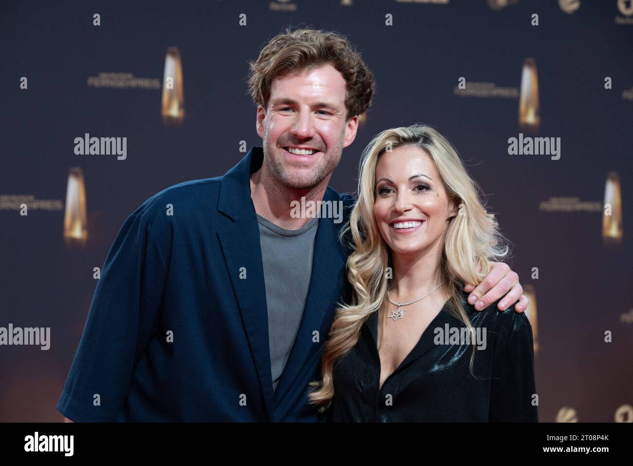 Luke MOCKRIDGE, Comedian, Andrea KAISER, Moderatorin, Roter Teppich, Red Carpet Show, Ankunft, Ankunft, Verleihung des Deutschen Fernsehpreises, der Deutsche Fernsehpreis 2023, Deutscher Fernsehpreis 2023 in den MMC Studios Köln, am 28.09.2023. *** Luke MOCKRIDGE, Comedian, Andrea KAISER, Moderatorin, Roter Teppich, Red Carpet Show, Arrival, German Television Award, German Television Award 2023, German Television Award 2023 in den MMC Studios Köln, am 28 09 2023 Credit: Imago/Alamy Live News Stockfoto