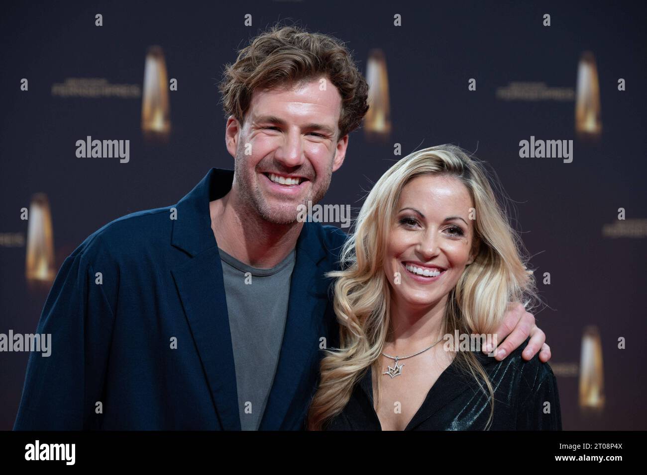 Luke MOCKRIDGE, Comedian, Andrea KAISER, Moderatorin, Roter Teppich, Red Carpet Show, Ankunft, Ankunft, Verleihung des Deutschen Fernsehpreises, der Deutsche Fernsehpreis 2023, Deutscher Fernsehpreis 2023 in den MMC Studios Köln, am 28.09.2023. *** Luke MOCKRIDGE, Comedian, Andrea KAISER, Moderatorin, Roter Teppich, Red Carpet Show, Arrival, German Television Award, German Television Award 2023, German Television Award 2023 in den MMC Studios Köln, am 28 09 2023 Credit: Imago/Alamy Live News Stockfoto