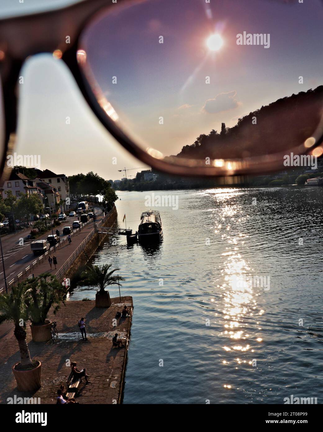 Sonnenuntergang durch eine Sonnenbrille gesehen Stockfoto