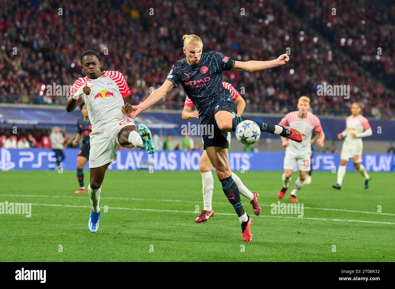 Erling Haaland, MANCITY 9 konkurrieren um den Ball, Tackling, Duell, Header, zweikampf, Action, Kampf gegen Castello Lukeba, RB Leipzig 23 Lukas KLOSTERMANN, RB Leipzig 16 im Gruppenspiel G RB LEIPZIG - MANCHESTER CITY 1-3 Fußball UEFA Champions League in der Saison 2023/2024 in Leipzig, 4. Oktober 2023. Gruppenphase, RBL, Red Bull © Peter Schatz / Alamy Live News Stockfoto