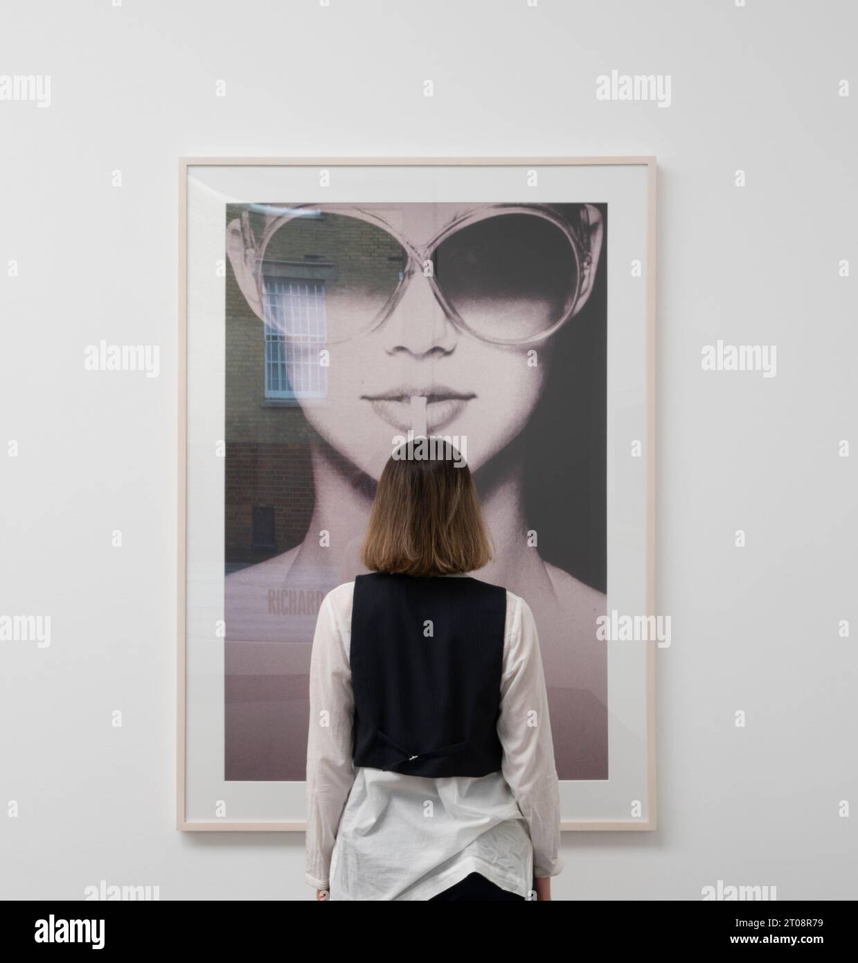Gagosian, London, Großbritannien. Oktober 2023. Zeitgleich mit Frieze London präsentiert Gagosian einen umfassenden Überblick über Richard Prince’ frühe Fotografie aus dem ersten Gründungsdekaden seiner Karriere von 1978 bis 1988. Die Ausstellung vereint über 100 von Prince’s Fotografien aus Printwerbung, darunter Mode, Uhren, Zigaretten und Schmuck, und untersucht Prinz’ frühes Interesse am Akt der Re-Fotografie und der Untersuchung von Medien, Fälschungen und wahrheitsgetreuer Reportage. Quelle: Malcolm Park/Alamy Live News Stockfoto