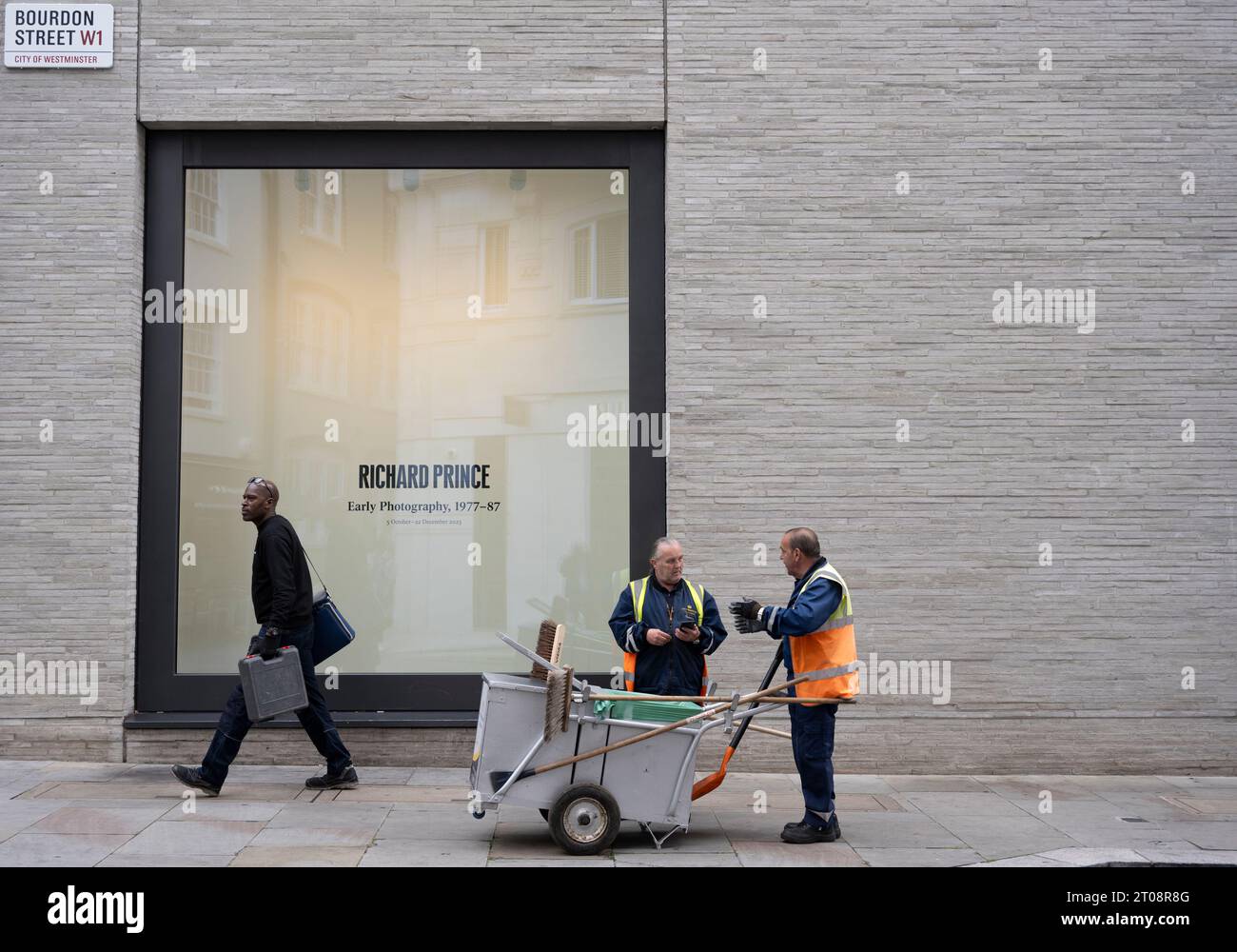 Gagosian, London, Großbritannien. Oktober 2023. Zeitgleich mit Frieze London präsentiert Gagosian einen umfassenden Überblick über Richard Prince’ frühe Fotografie aus dem ersten Gründungsdekaden seiner Karriere von 1978 bis 1988. Die Ausstellung vereint über 100 von Prince’s Fotografien aus Printwerbung, darunter Mode, Uhren, Zigaretten und Schmuck, und untersucht Prinz’ frühes Interesse am Akt der Re-Fotografie und der Untersuchung von Medien, Fälschungen und wahrheitsgetreuer Reportage. Quelle: Malcolm Park/Alamy Live News Stockfoto