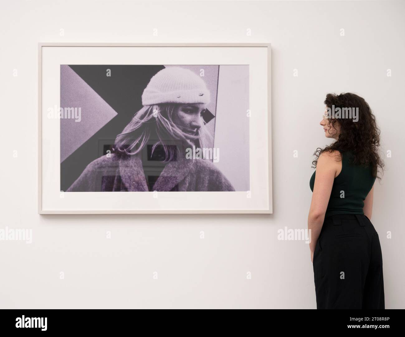 Gagosian, London, Großbritannien. Oktober 2023. Zeitgleich mit Frieze London präsentiert Gagosian einen umfassenden Überblick über Richard Prince’ frühe Fotografie aus dem ersten Gründungsdekaden seiner Karriere von 1978 bis 1988. Die Ausstellung vereint über 100 von Prince’s Fotografien aus Printwerbung, darunter Mode, Uhren, Zigaretten und Schmuck, und untersucht Prinz’ frühes Interesse am Akt der Re-Fotografie und der Untersuchung von Medien, Fälschungen und wahrheitsgetreuer Reportage. Quelle: Malcolm Park/Alamy Live News Stockfoto
