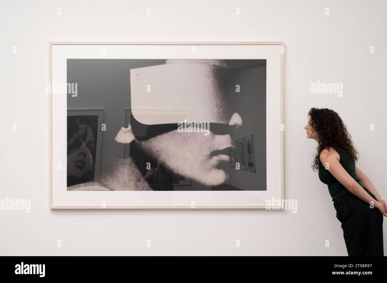Gagosian, London, Großbritannien. Oktober 2023. Zeitgleich mit Frieze London präsentiert Gagosian einen umfassenden Überblick über Richard Prince’ frühe Fotografie aus dem ersten Gründungsdekaden seiner Karriere von 1978 bis 1988. Die Ausstellung vereint über 100 von Prince’s Fotografien aus Printwerbung, darunter Mode, Uhren, Zigaretten und Schmuck, und untersucht Prinz’ frühes Interesse am Akt der Re-Fotografie und der Untersuchung von Medien, Fälschungen und wahrheitsgetreuer Reportage. Quelle: Malcolm Park/Alamy Live News Stockfoto