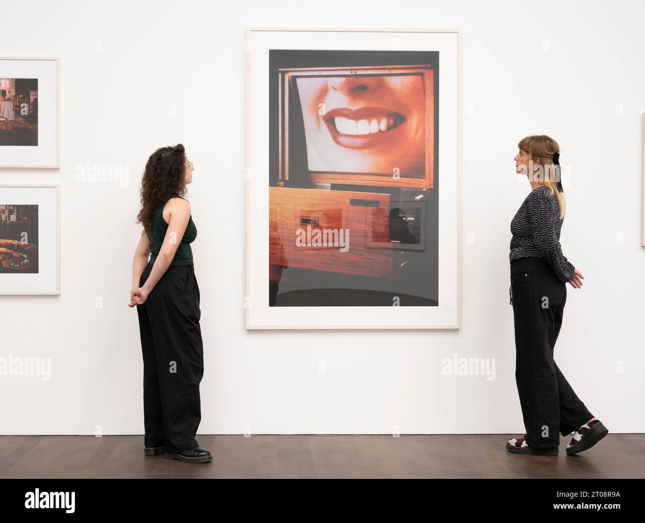 Gagosian, London, Großbritannien. Oktober 2023. Zeitgleich mit Frieze London präsentiert Gagosian einen umfassenden Überblick über Richard Prince’ frühe Fotografie aus dem ersten Gründungsdekaden seiner Karriere von 1978 bis 1988. Die Ausstellung vereint über 100 von Prince’s Fotografien aus Printwerbung, darunter Mode, Uhren, Zigaretten und Schmuck, und untersucht Prinz’ frühes Interesse am Akt der Re-Fotografie und der Untersuchung von Medien, Fälschungen und wahrheitsgetreuer Reportage. Quelle: Malcolm Park/Alamy Live News Stockfoto