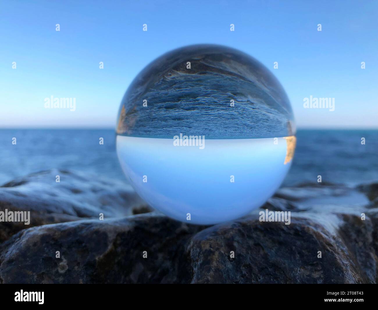 Kreative Lichtbrechungsfotografie, rette den topsigen turbulenten Planeten Stockfoto