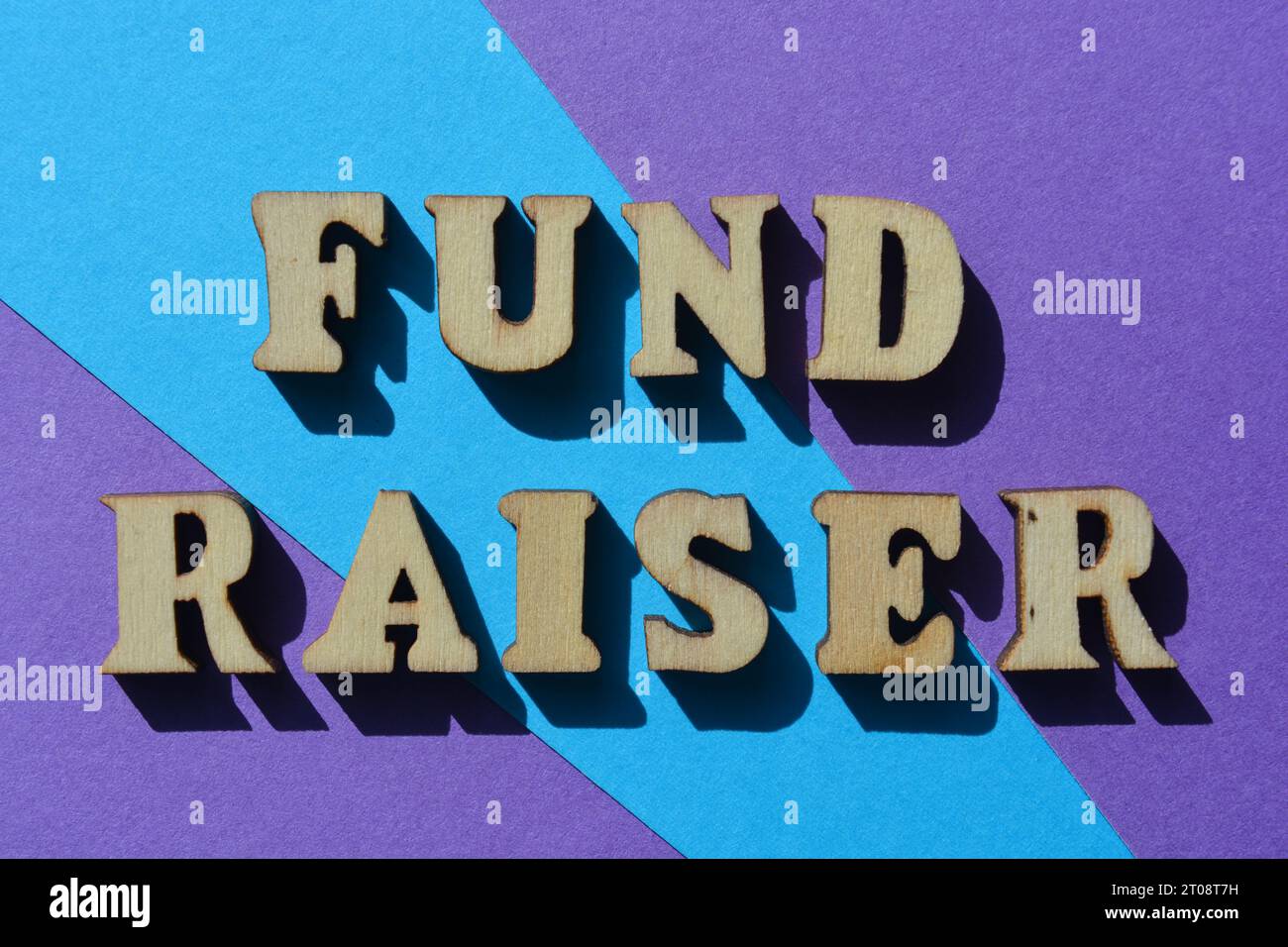 Fund Raiser, Wörter in hölzernen Alphabeten isoliert auf Hintergrund Stockfoto