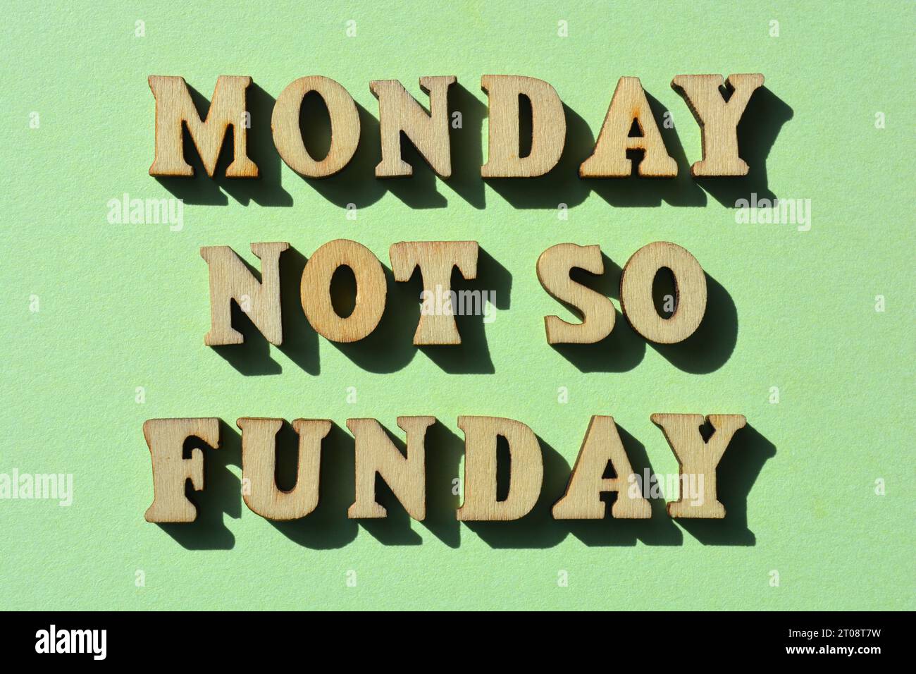 Montag Nicht So Lustig. Wörter in hölzernen Alphabeten isoliert auf Hintergrund Stockfoto