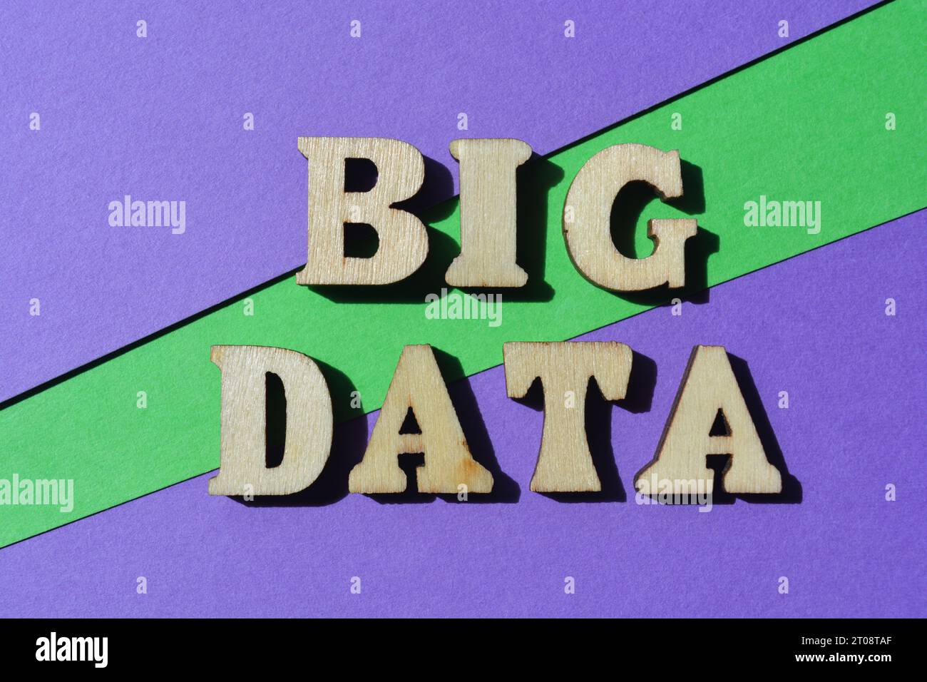 Big Data, Wörter in hölzernen Alphabeten isoliert auf Hintergrund Stockfoto
