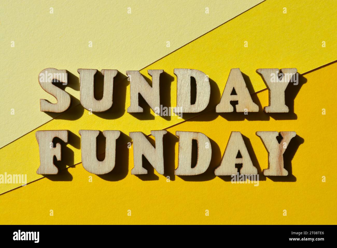 Sonntag Funday, Wörter in hölzernen Buchstaben isoliert auf hellgelbem Hintergrund Stockfoto