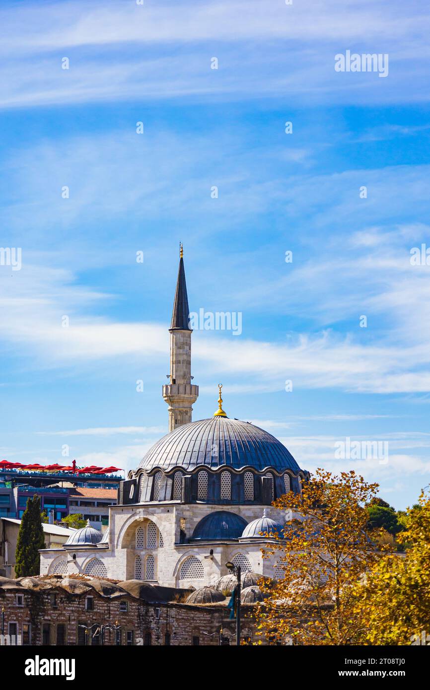 Rustem Pasa Moschee in Eminonu Istanbul. Ramadan- oder islamisches vertikales Hintergrundfoto. Stockfoto