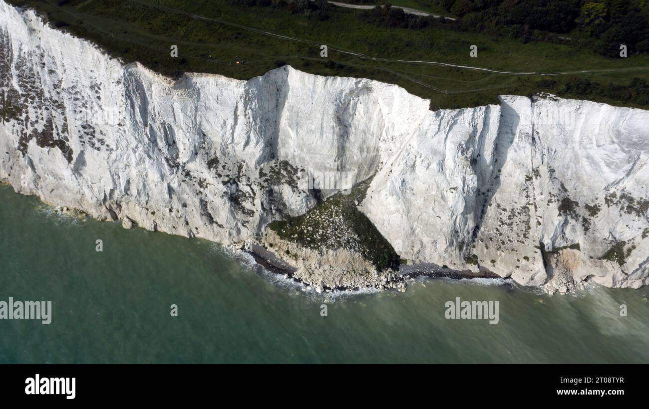 Aus der Vogelperspektive der White Cliffs of Dover, mit der Windmühle St. Margaret's Bay auf der linken Seite. Stockfoto