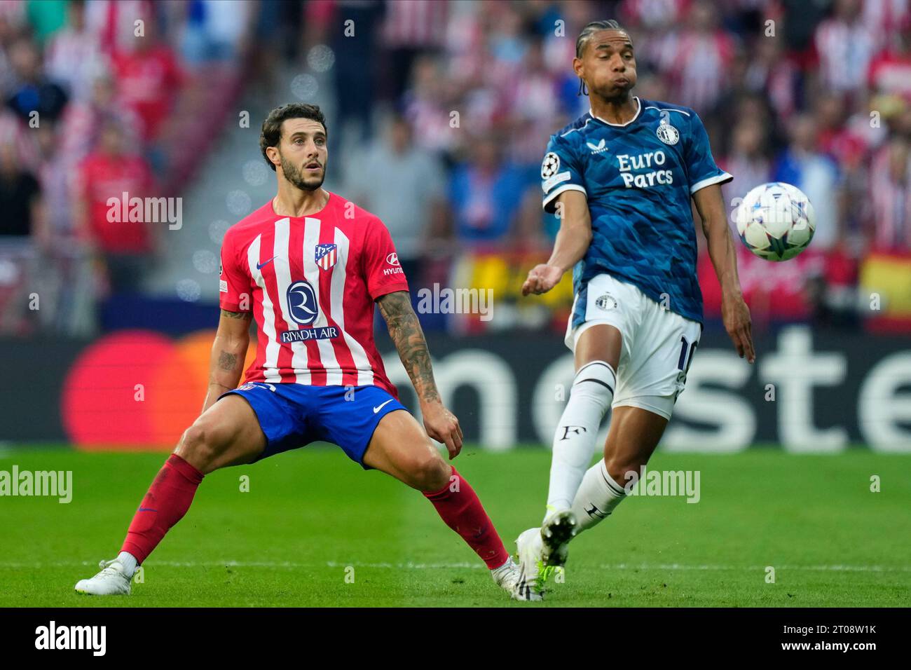 Madrid, Spanien. Oktober 2023. Mario Hermoso aus Atletico de Madrid Calvin Stengs aus Feyenoord spielte am 4. Oktober 2023 im Civitas Mertropolitano Stadion in Madrid, Spanien, während des UEFA Champions League-Spiels, Gruppe E, zwischen Atletico de Madrid und Feyenoord. (Foto: Cesar Cebolla/PRESSINPHOTO) Credit: PRESSINPHOTO SPORTS AGENCY/Alamy Live News Stockfoto