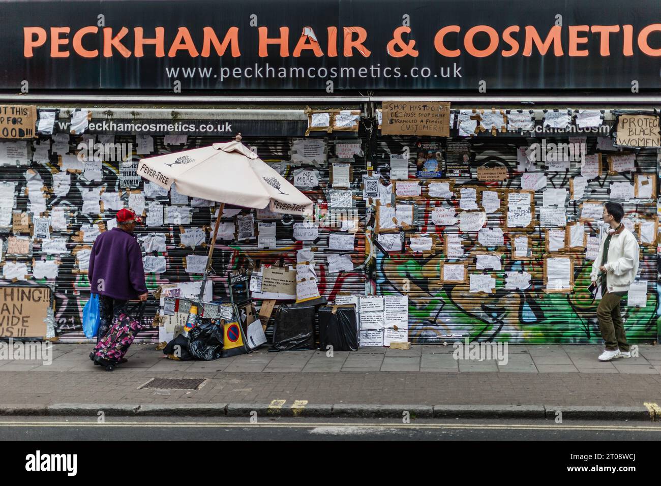 "Halte deine Hände von schwarzen Frauen!" Protest vor Peckham Hair & Cosmetics nach einer Auseinandersetzung im Geschäft. Stockfoto