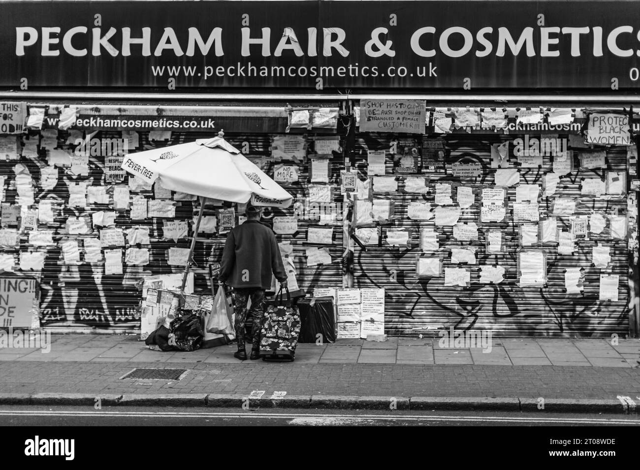 "Halte deine Hände von schwarzen Frauen!" Protest außerhalb von Peckham Hair & Cosmetics nach einem Angriff auf einen Kunden. Stockfoto