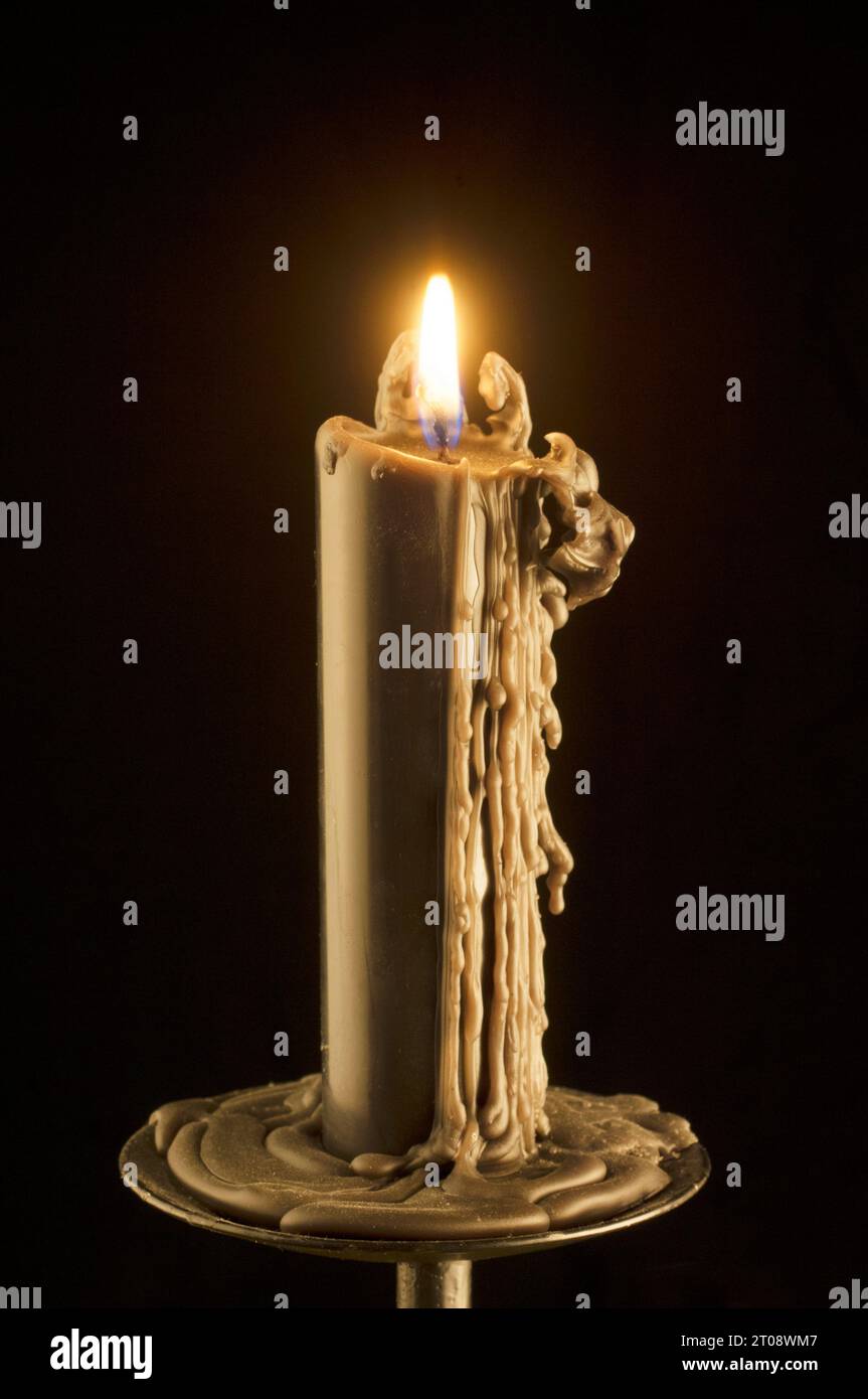 Brennende schwarze Kerze - John Gollop Stockfoto