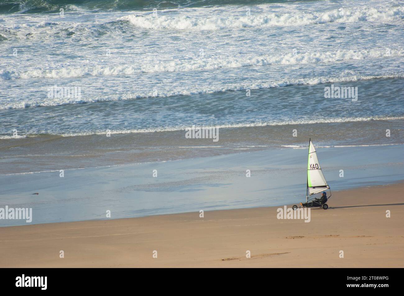 Eine Sandyacht am Strand von Gwithian, Cornwall, Großbritannien - John Gollop Stockfoto