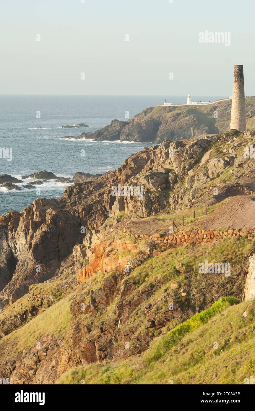 Blick auf Pendeen Lighthouse mit Zinngruben im Vordergrund - John Gollop Stockfoto