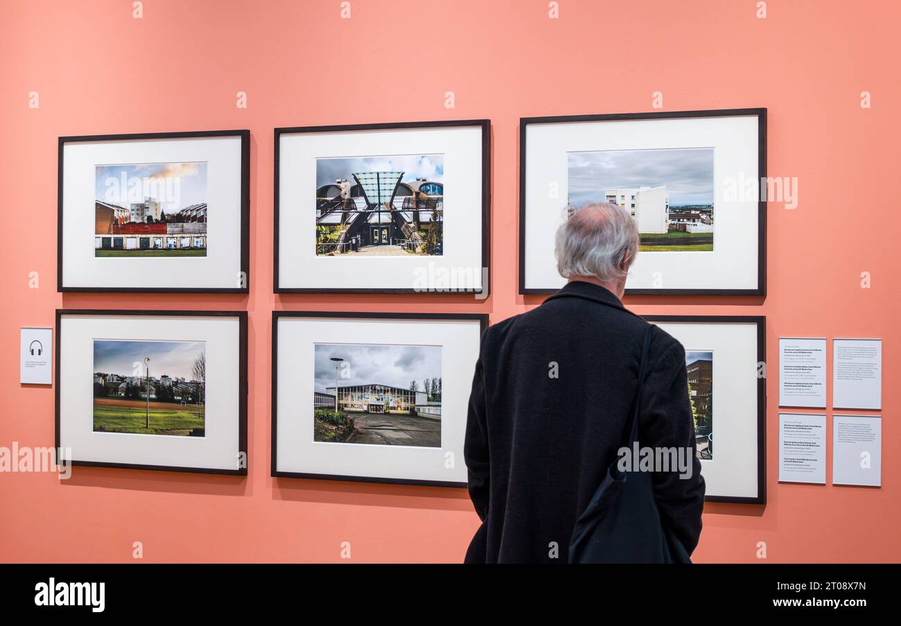 Scottish Portrait Gallery, Edinburgh, Schottland, UK, 05. Oktober 2023, neue Ausstellung: Making Space: Fotografien der Architektur. Die neueste Ausstellung der Nationalen Galerien von ScotlandÕs zeigt eine Reihe von fotografischen Stilen, Formaten und Prozessen. Im Bild: Ein Besucher bewundert Fotos von Sylvia Grace Borda aus East Kilbride. Quelle: Sally Anderson/Alamy Live News Stockfoto