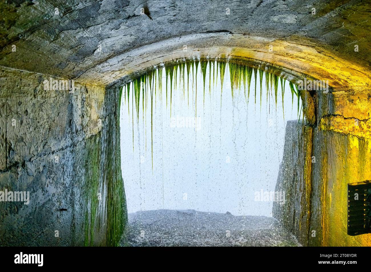 Unterirdischer Tunnel in den Horseshoe Falls. Die Attraktion ist ein berühmter Ort Stockfoto