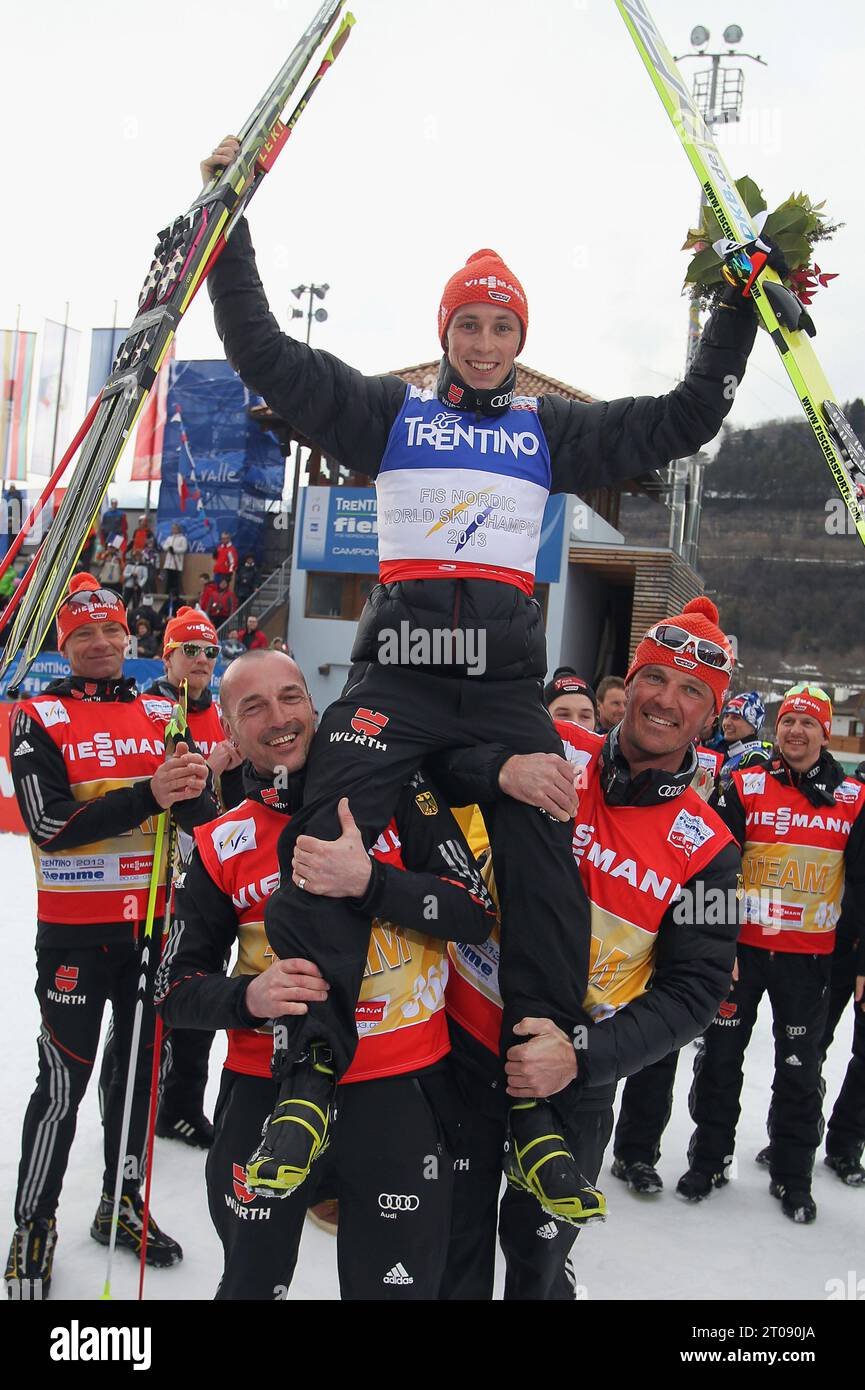 FIS NORDISCHE SKIWELTMEISTERSCHAFT 2013 Nordi kombinierte Herren Eric Frenzel gewinnt die Goldmedaille in der Nordischen Kombination die Trainer heben ihn auf SchulternEric Frenzel Sieger auf den Schultern der Deutschen Trainer FIS Nordische Skiweltschaft Nordische SKIWELTMEISTERSCHAFT Gundersen LH in Val di Fiemme, Italien am 28.02.2013 Stockfoto